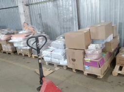 Выгрузили коробки с товаром